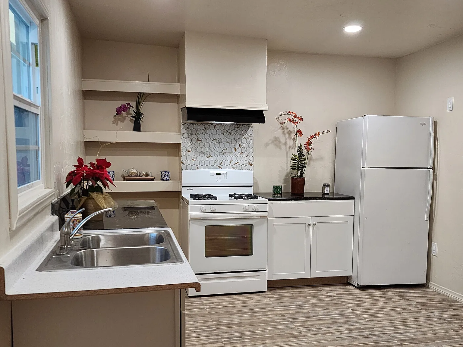 2 bed, 425 sqft, $1,800 — Photo 1