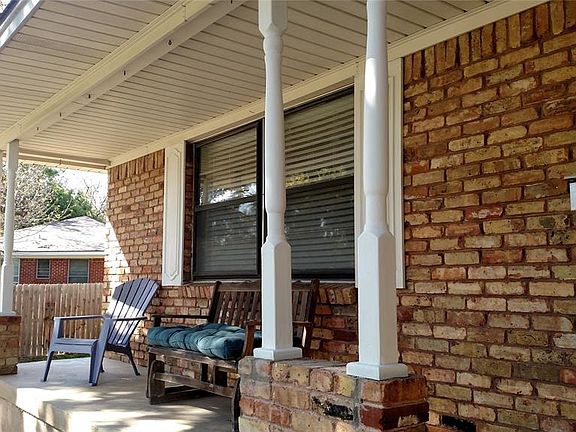 5th image of 135 W Woodbury Dr
