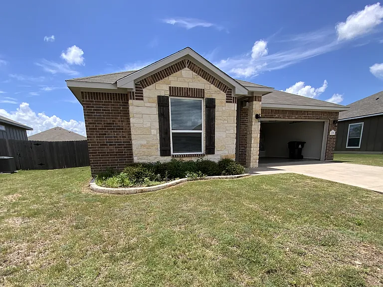 1236 Grand Oak Trl — Photo 1