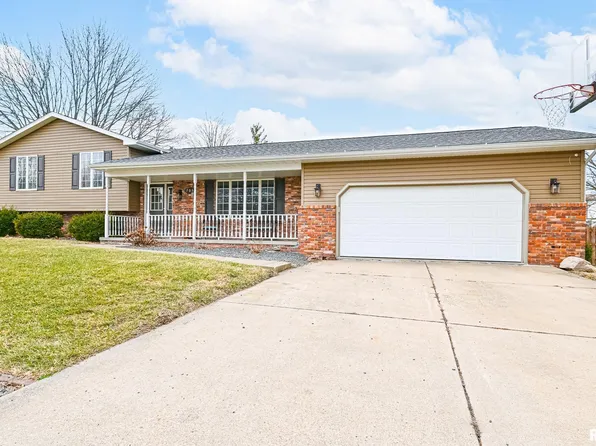 705 N Crestview Dr, Metamora, IL 61548