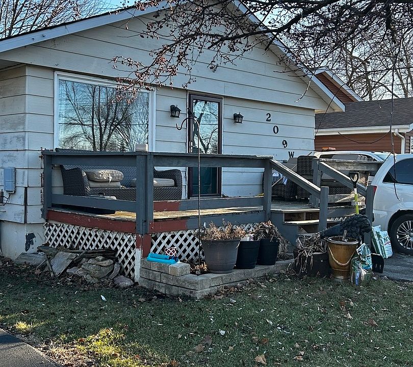1st image of 209 W Hawthorne Dr