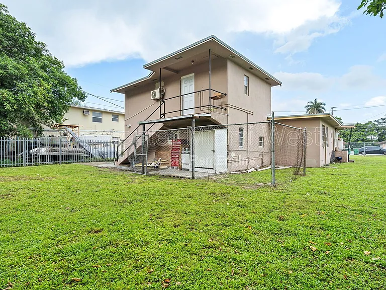 2911 NW 132nd Ter #4-OPA — Photo 18