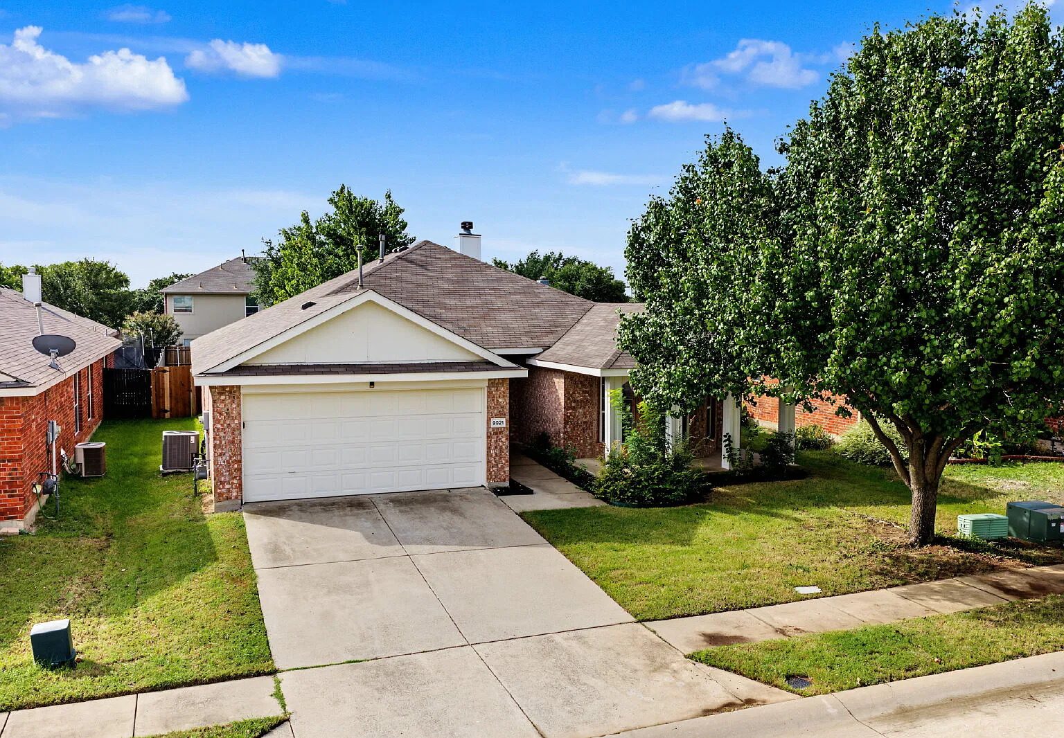 3 bed, 2.0 bath, 1811 sqft, $2,100 — Photo 2