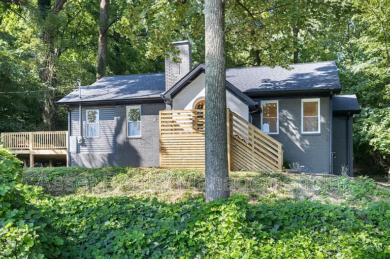104 Overbrook Dr — Photo 2