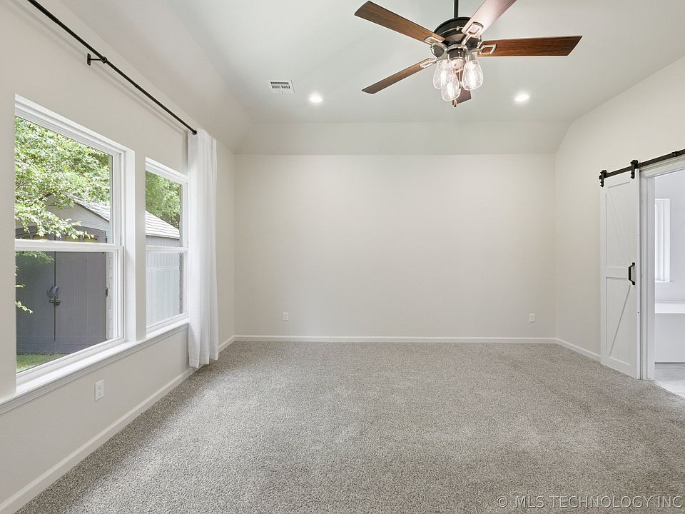 2nd image of 3730 S Fir Blvd