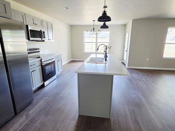 4th image of 434 Village Ln