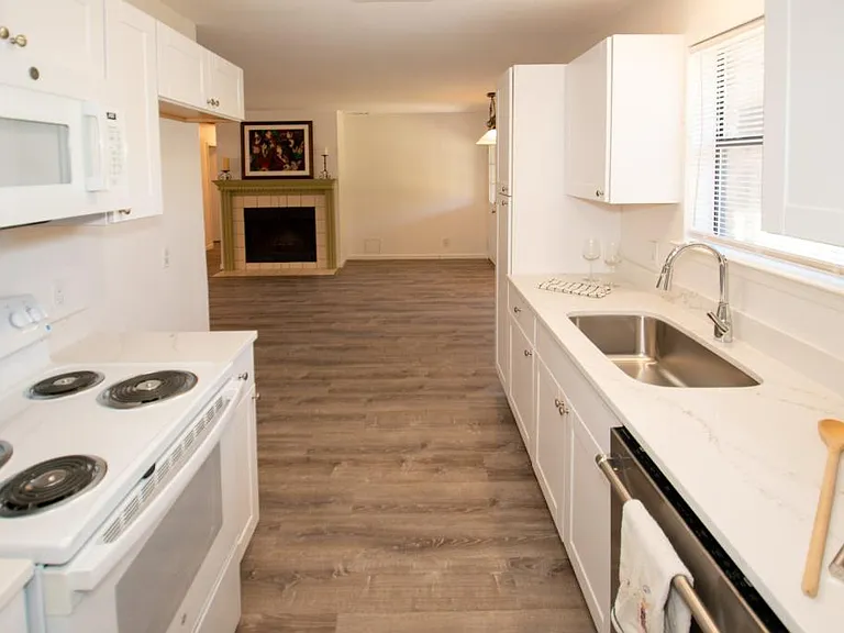 800 Oak Grove Ln — Photo 9
