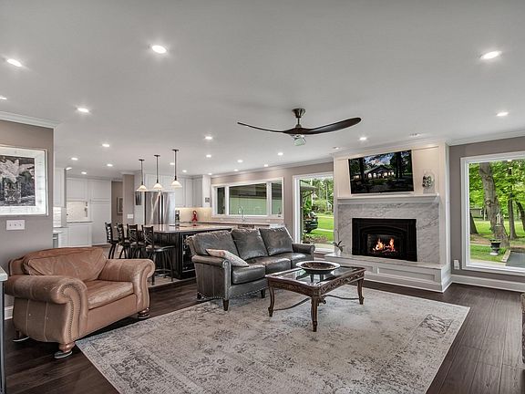 5th image of 2955 Lakeshore Dr