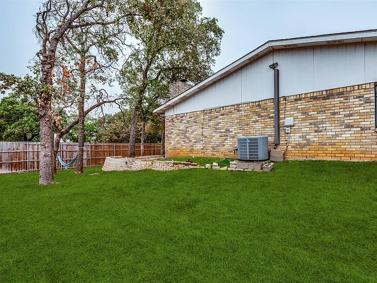 2201 Cottonwood Ln — Photo 5