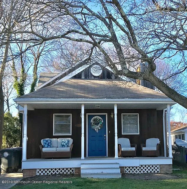 1327 Bay Plz photo 1
