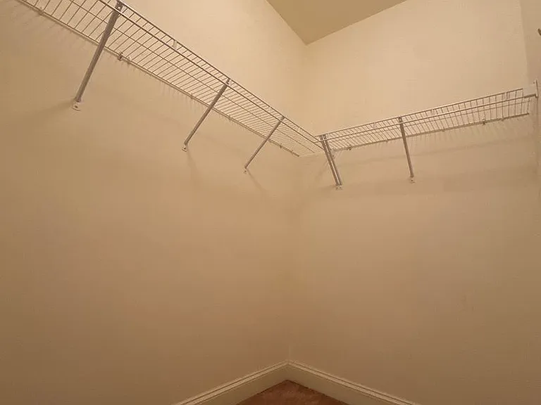 1034 Chatsworth Dr — Photo 14