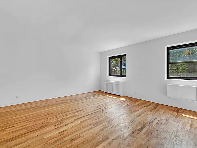 42nd Ave — Photo 3