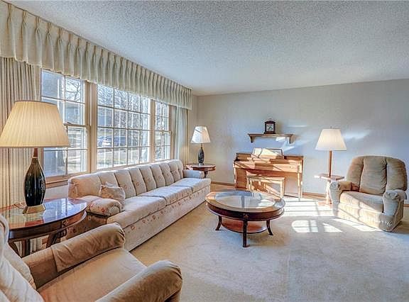 3rd image of 8921 Grandview Dr
