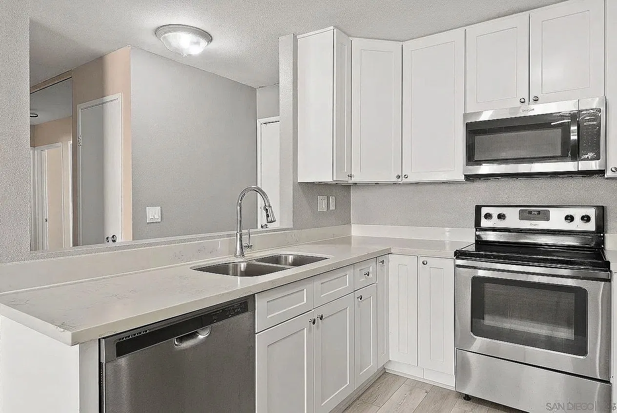 2 bed, 726 sqft, $2,200 — Photo 2