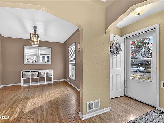 5th image of 3014 Sherbrooke Rd