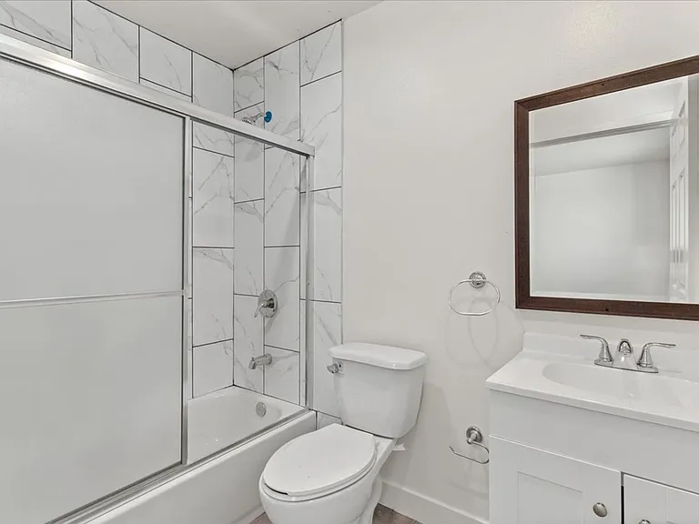 835 E 33rd St — Photo 22