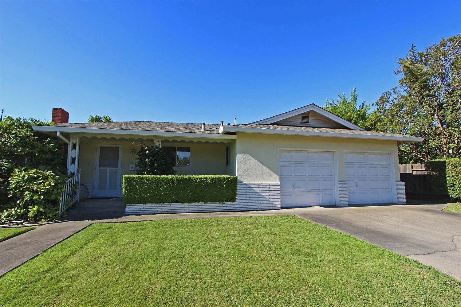1045 Cedar Pl photo 1