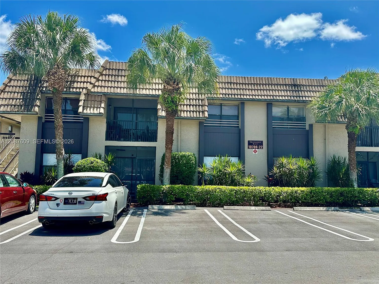 Grenadier East Condo — Photo 1