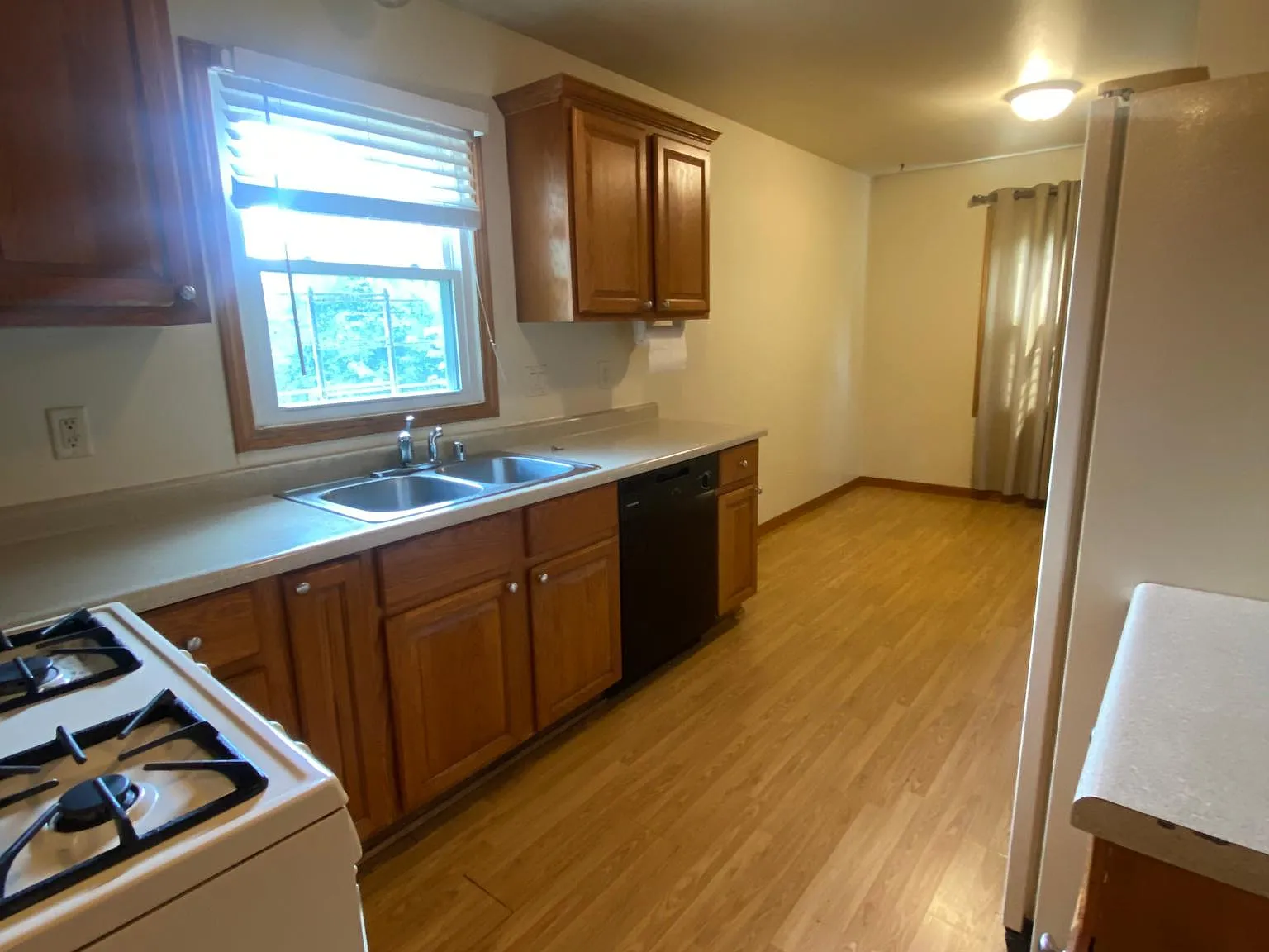5 bed, 2.5 bath, 1600 sqft, $2,300 — Photo 4