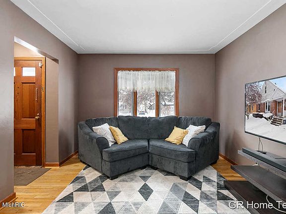 4th image of 1022 Lake Michigan Dr NW