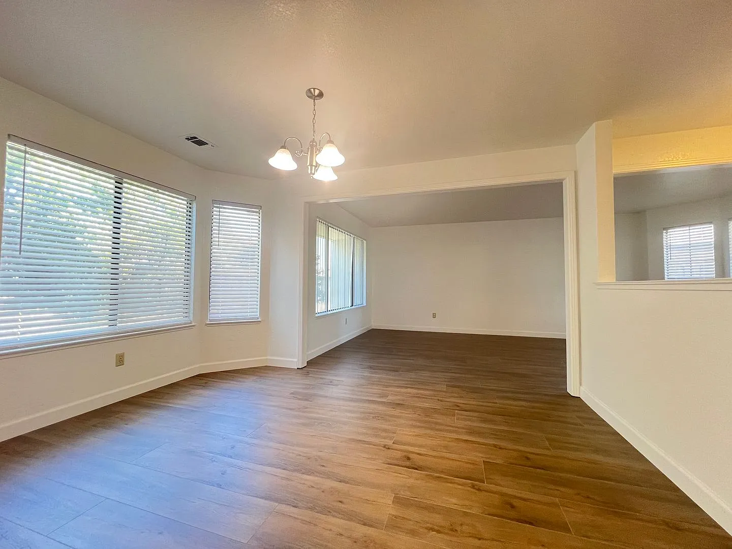 Large 5 bedroom with huge bonus room plus formal living dining and family room — Photo 4