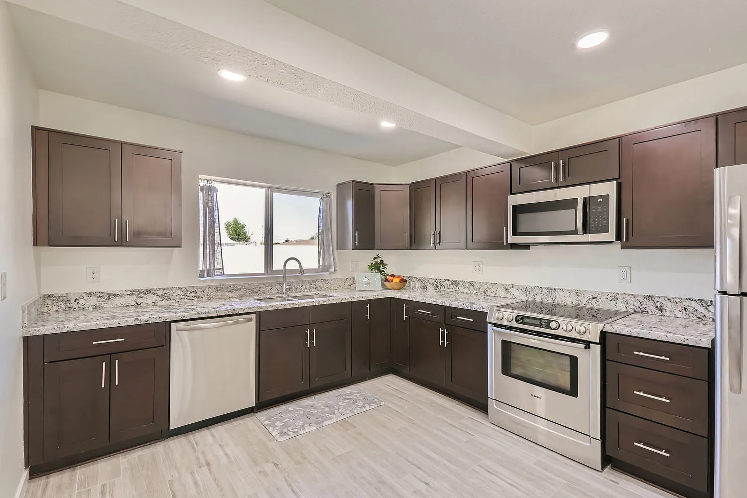 800 W Howe St — Photo 4