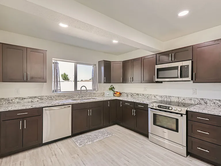 800 W Howe St — Photo 4