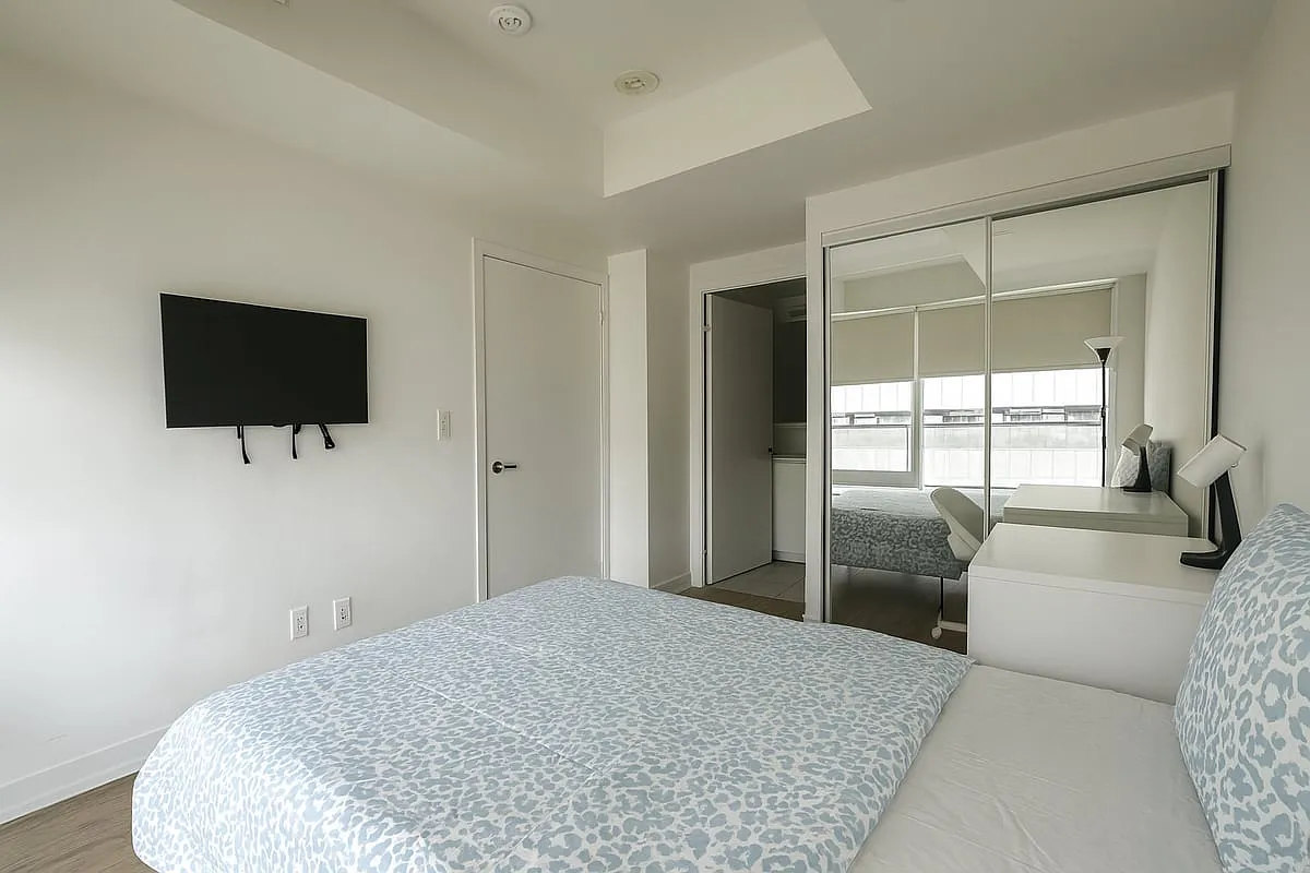 Master Room - Church St & Wood St — Photo 3