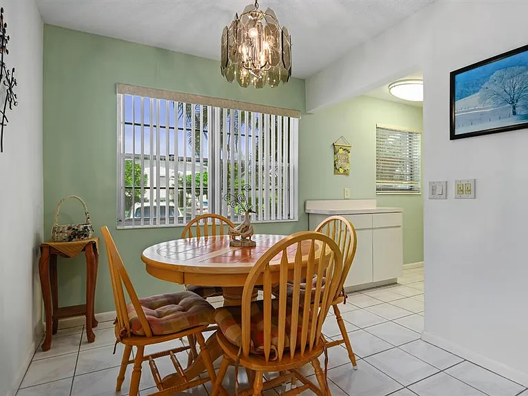 37 Cambridge Rd E #B — Photo 4