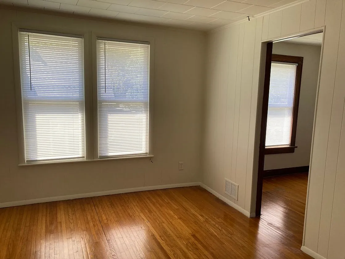 3 bed, 1000 sqft, $1,100 — Photo 2