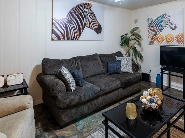 University North III, 700 N 28th Ave APT 3, Hattiesburg, MS 39401