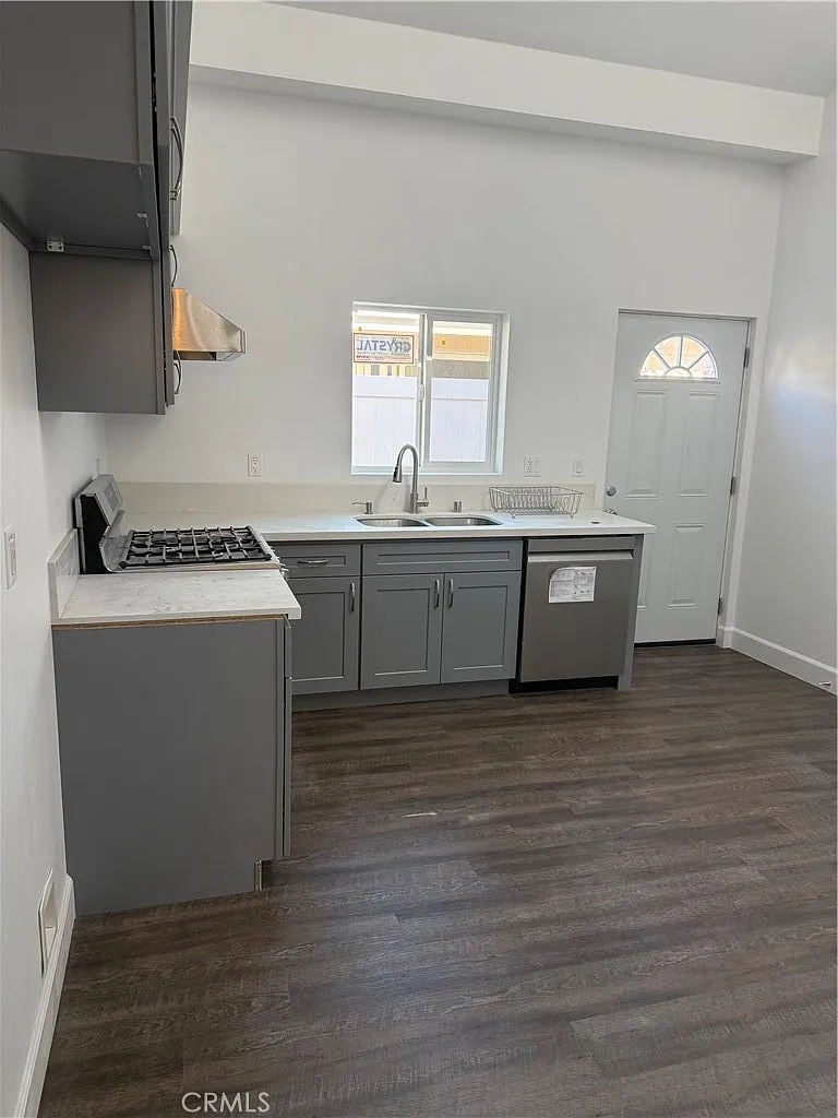 2 bed, 500 sqft, $2,300 — Photo 3