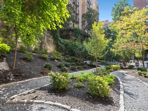 159-00 Riverside Drive West image 13 of 17