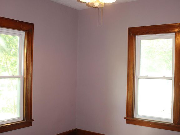 3rd image of 1016 W 1st St