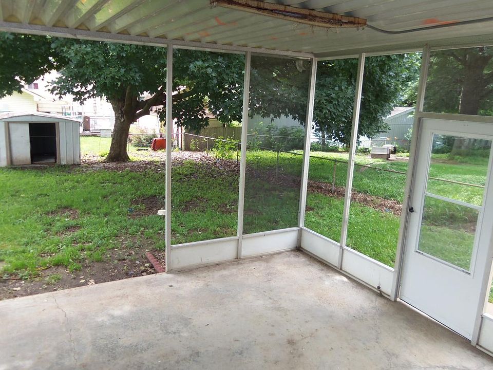 covered patio..fenced yard
