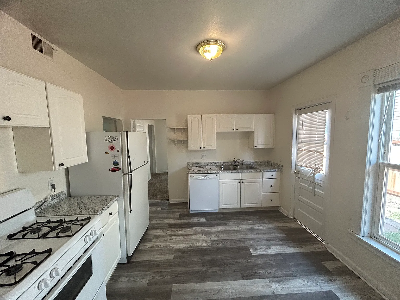 3 bed, 900 sqft, $3,900 — Photo 3