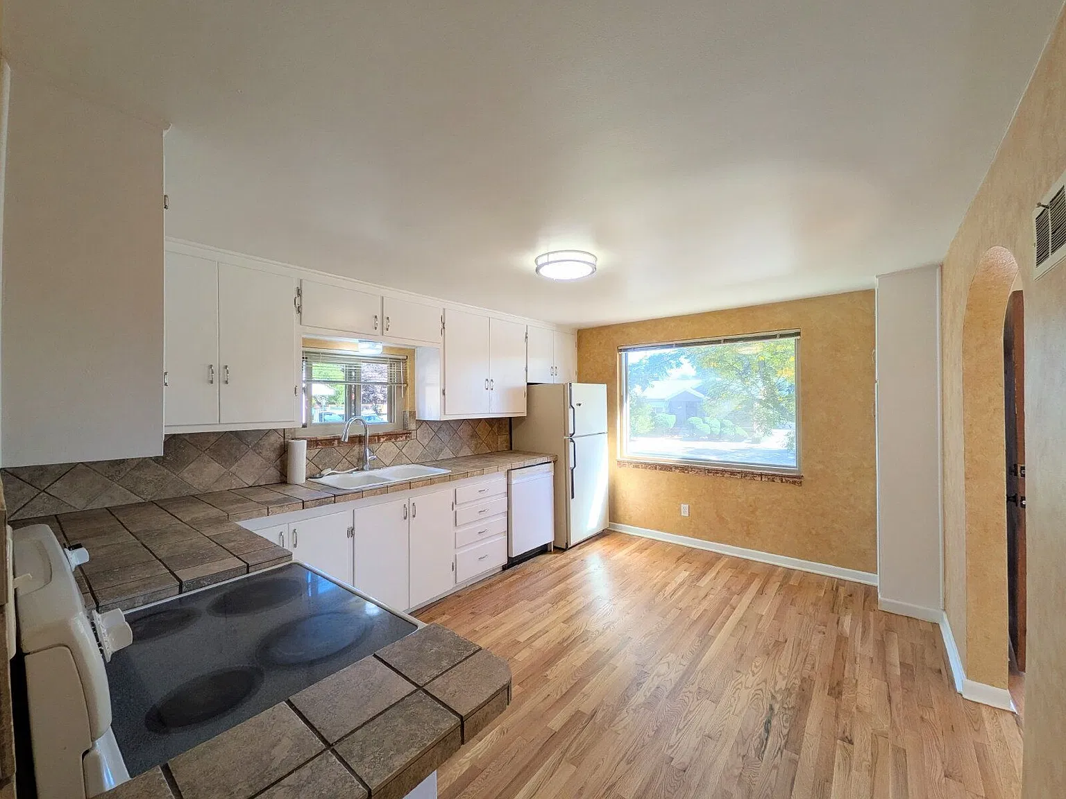 4 bed, 2.0 bath, 1716 sqft, $2,995 — Photo 4