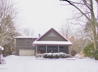 17594 Hickory St, Spring Lake, MI 49456