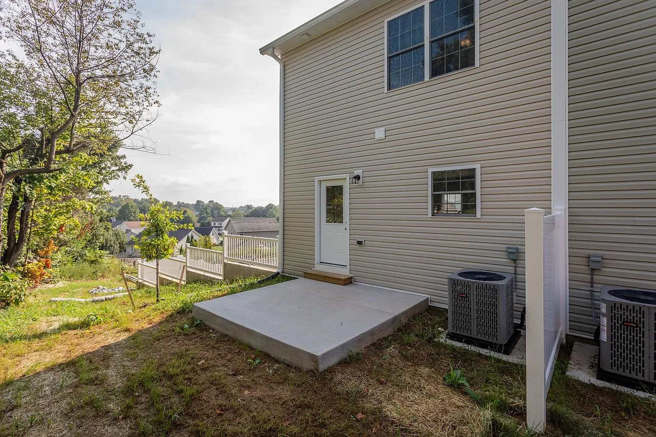 4 bed, 3.5 bath, 1800 sqft, $2,425 — Photo 2