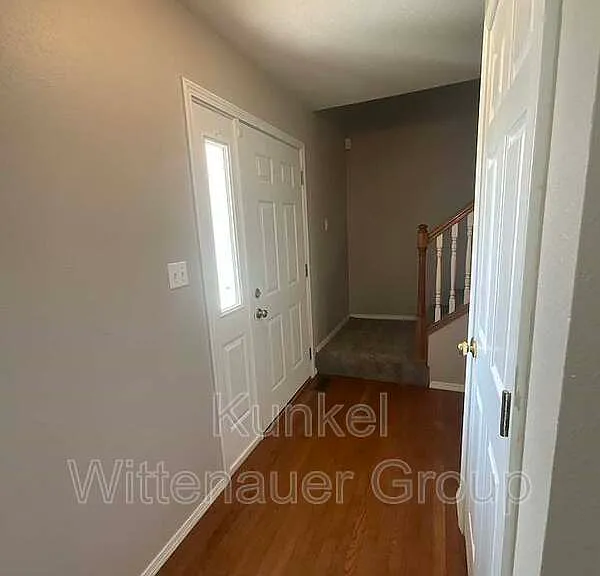 911 Victoria Ln — Photo 3