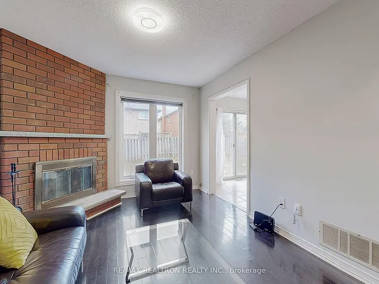 8 Estoril St #UPPER — Photo 4