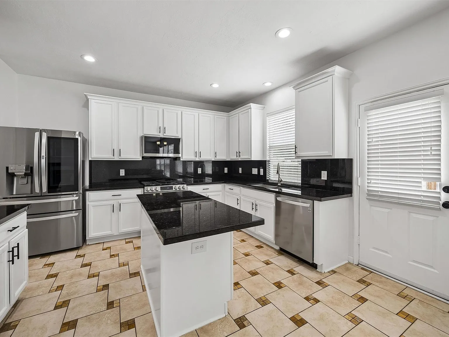 3 bed, 2.5 bath, 2176 sqft, $2,399 — Photo 4