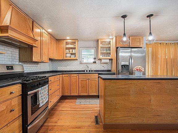 5th image of 609 W Eisenhower Dr