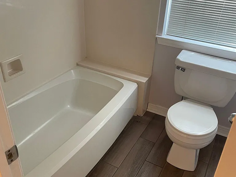 3142 Meadow Lake Dr E — Photo 2