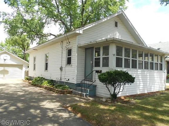 2nd image of 747 Eleanor St NE