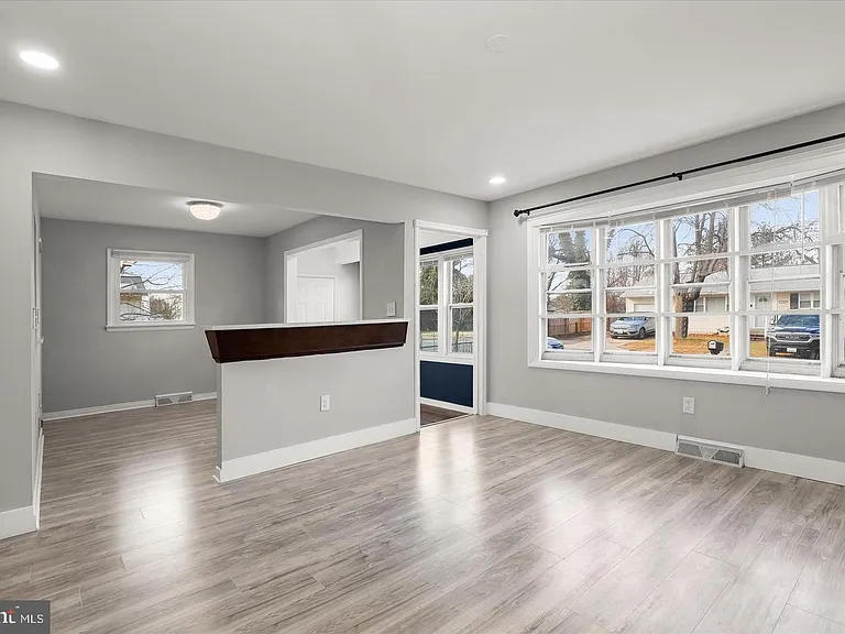 517 Winters Ln — Photo 10