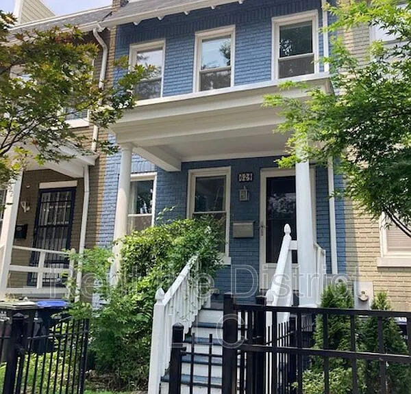 624 Orleans Pl NE — Photo 1