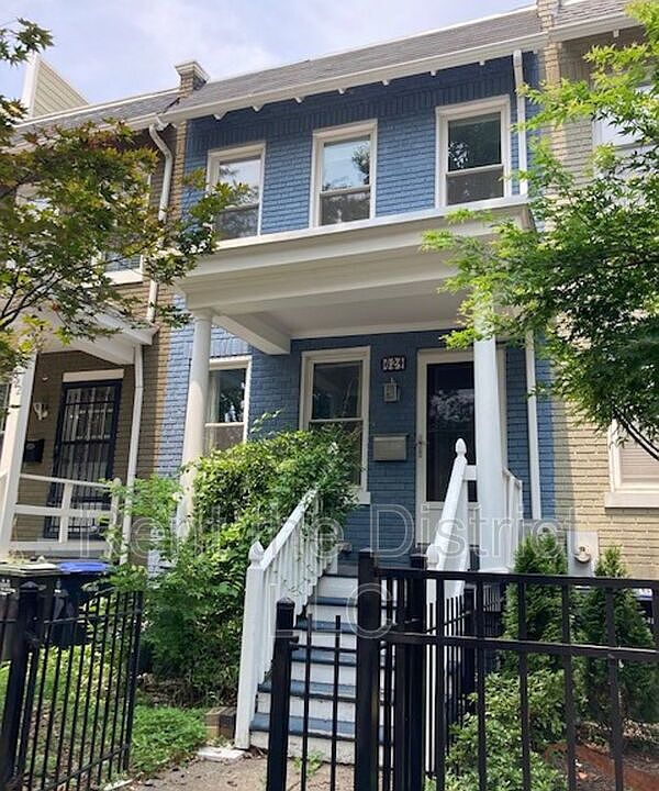 1st image of 624 Orleans Pl NE
