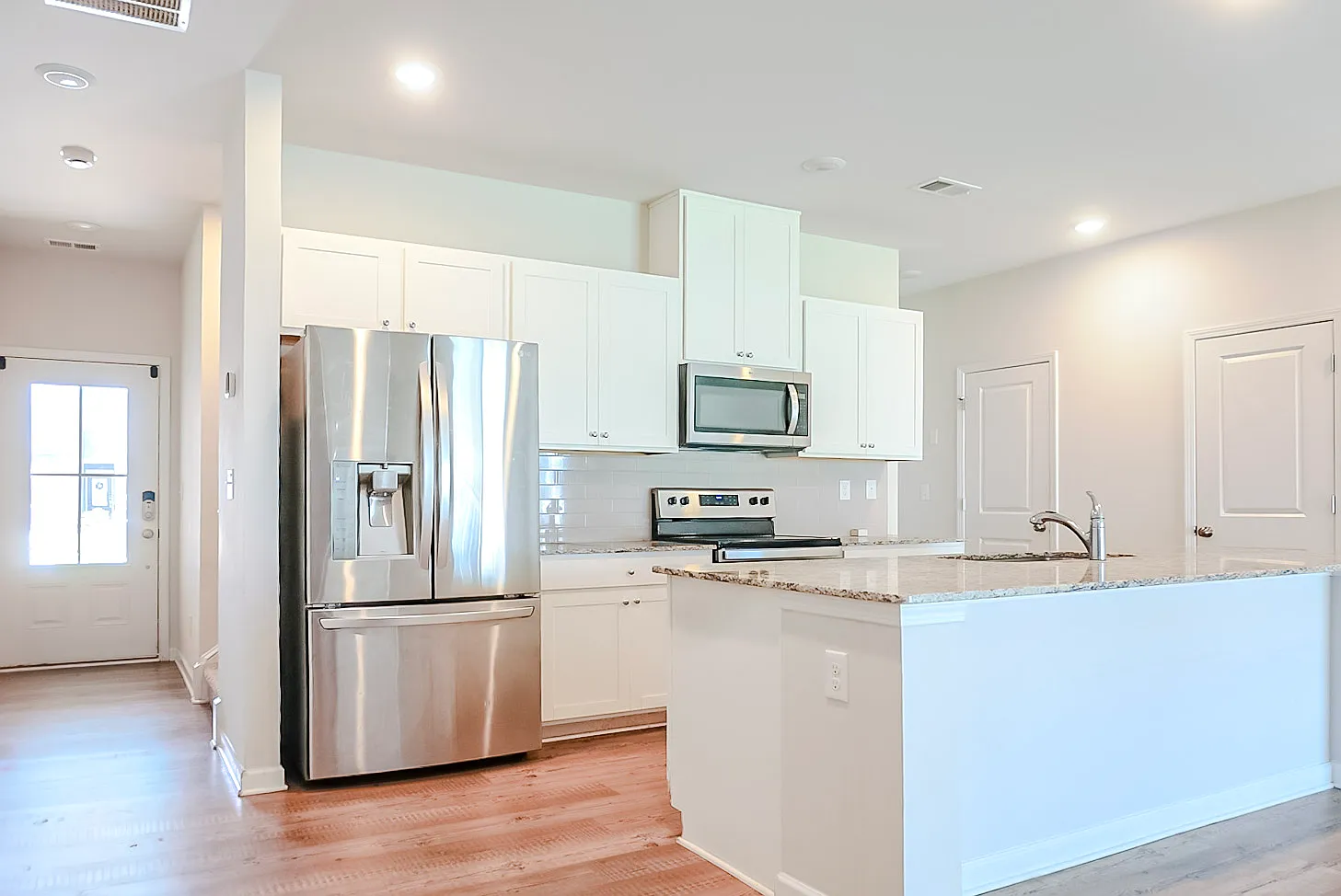 3 bed, 2.5 bath, 1842 sqft, $2,100 — Photo 4