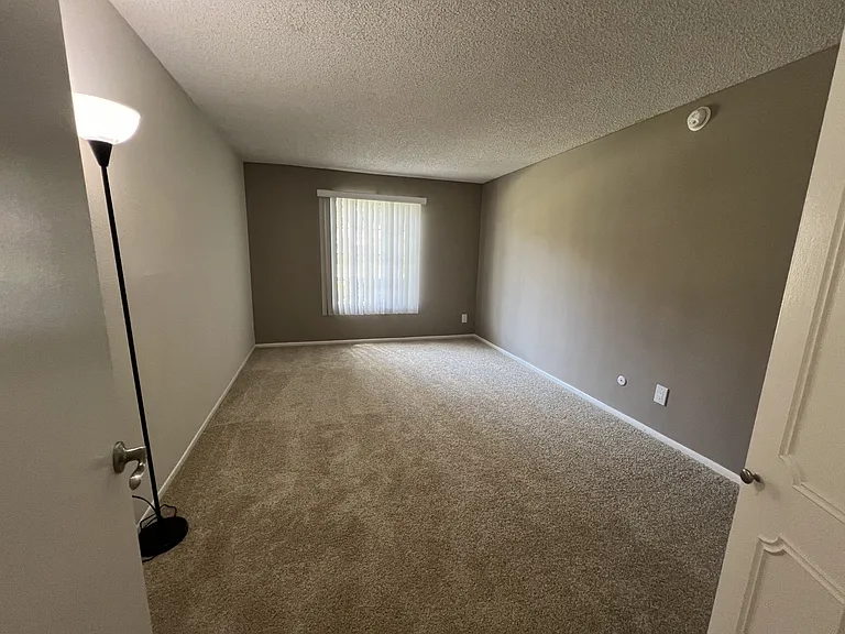 Versailles on the Lake Apartments — Photo 106
